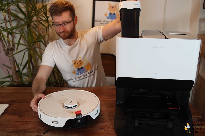 Емкость для грязной воды станции Roborock S8 Pro Ultra держат в руках.